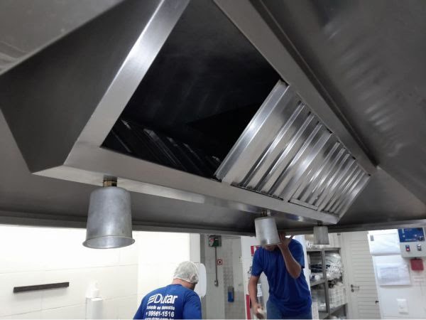 Equipe Dutar limpando coifa