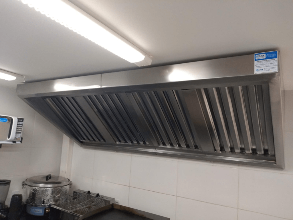 Coifa na parede da cozinha