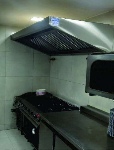 Coifa industrial em cozinha profissional