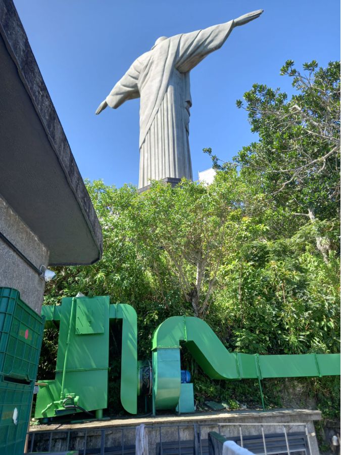 Sistema de exaustão com vista do Cristo Redentor