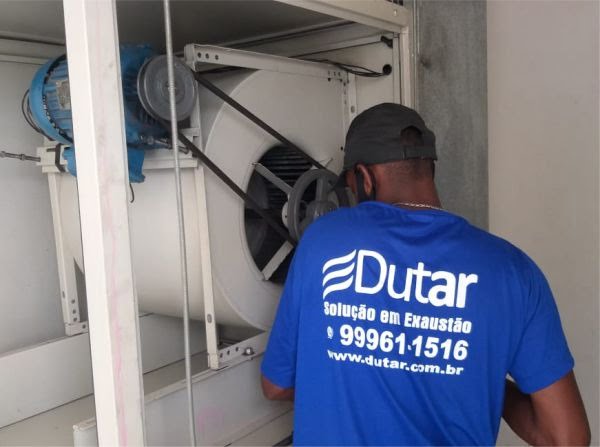 Técnico da Dutar em manutenção de exaustor